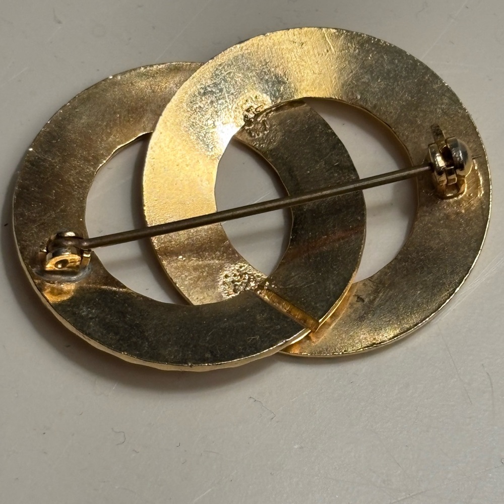 Vintage 70s Gold Tone Double Ring Brooch ✨ Textured Statement Pin - Picture 4 of 6